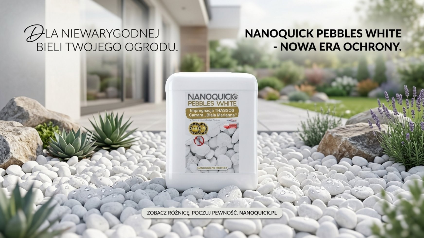 Pojemnik z produktem NANOQUICK Pebbles White stoi na białych otoczakach Thassos w nowoczesnym ogrodzie z roślinami, trawnikiem i patio. Tekst promocyjny dotyczący impregnacji kamienia w języku polskim pojawia się u góry i u dołu obrazu.